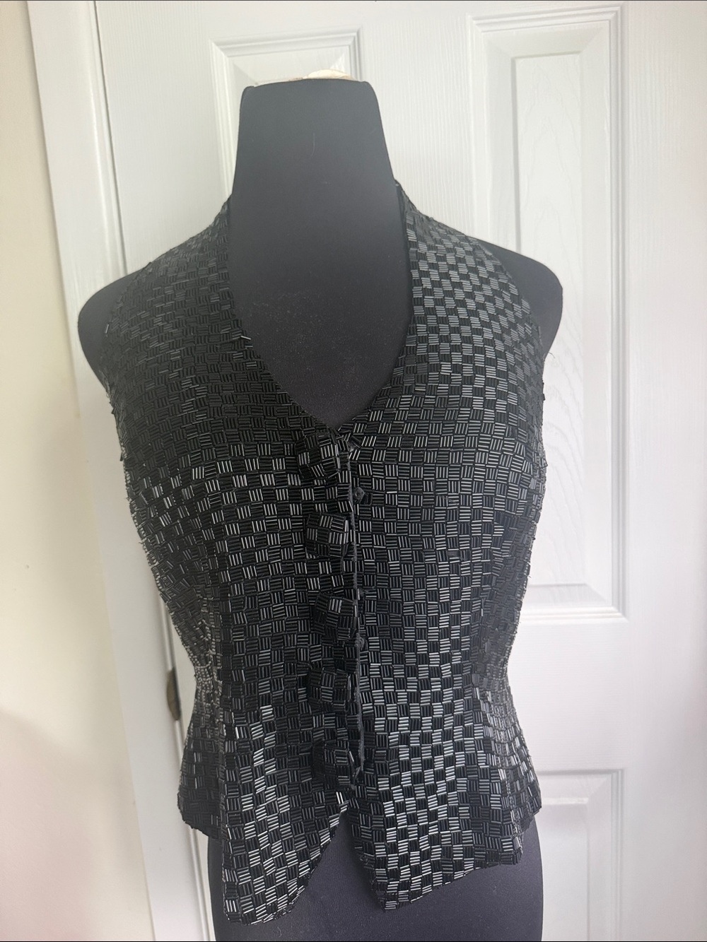 Carmen Marc Valvo Black Patterned V-Neck Button Front Vest